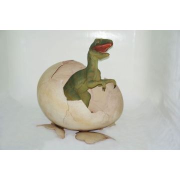 Schlüpfenes T-Rex Baby aus Dinosaurierei lebensgroß