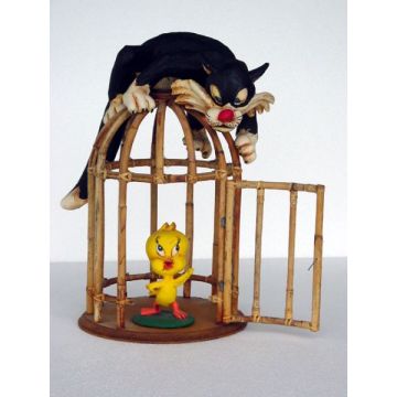 Katze und Vogel am Käfig lebensgroß