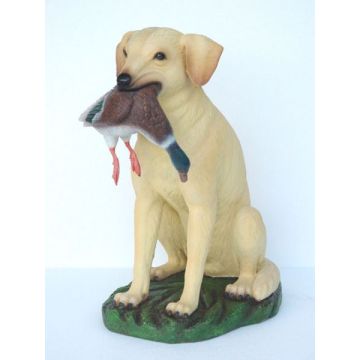 Jagender Hund mit Ente lebensgroß