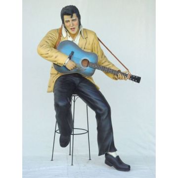 Elvisdouble mit Gitarre auf Hocker lebensgroß