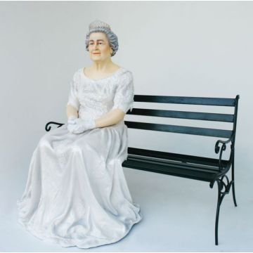 Queen Elizabeth sitzend auf Bank lebensgroß