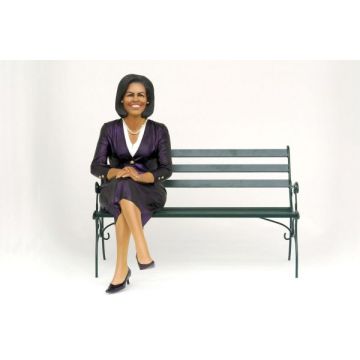 Michelle Obama sitzend auf Bank lebensgroß