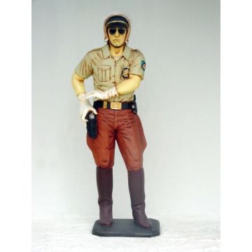 Policeman mit Waffe lebensgroß