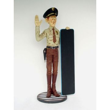 Policeman mit Angebotstafel lebensgroß