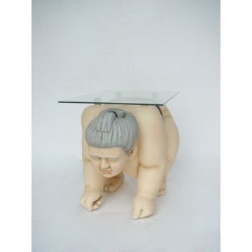 Sumo-Ringer als Couchtisch lebensgroß