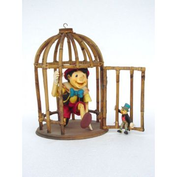 Pinocchio in Käfig verkleinert