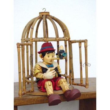 Pinocchio in Käfig weinend verkleinert