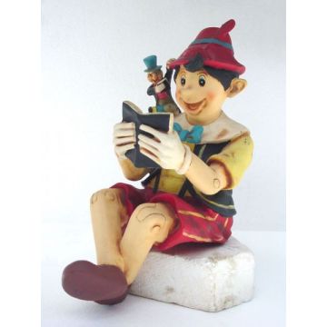 Pinocchio lesend lebensgroß