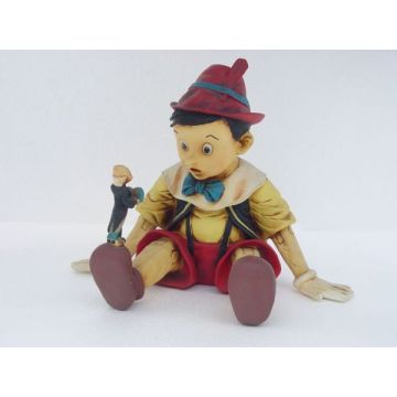 Pinocchio sitzend verkleinert