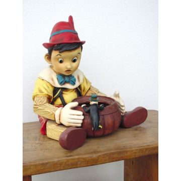Pinocchio mit Süßigkeitentopf verkleinert