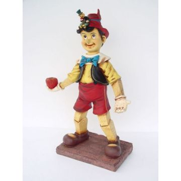 Pinocchio mit Apfel lebensgroß