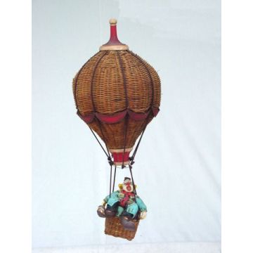 Clown schlafend im Rattan Ballon verkleinert