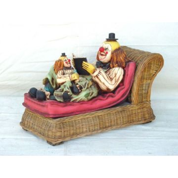 Clown auf Rattan Couch verkleinert