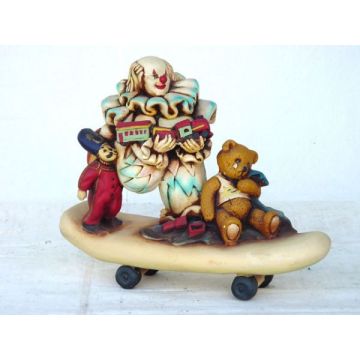 Clown auf Skateboard verkleinert