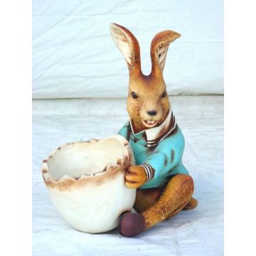 Osterhase mit Eierschüssel lebensgroß