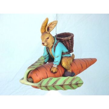 Osterhase auf Karotte lebensgroß