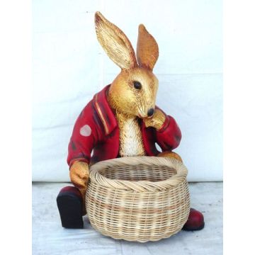 Nachdenklicher Osterhase mit Körbchen lebensgroß