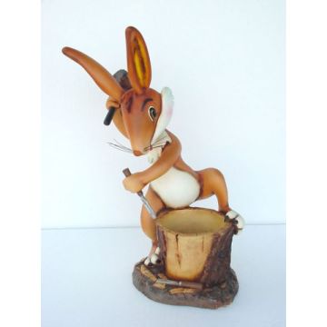 Osterhase Modern schnitzend vergrößert