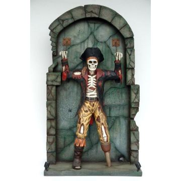 Piratenskelett an Mauer lebensgroß
