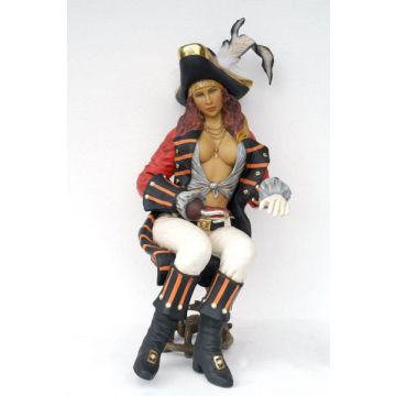 Piratenfrau sexy sitzend lebensgroß