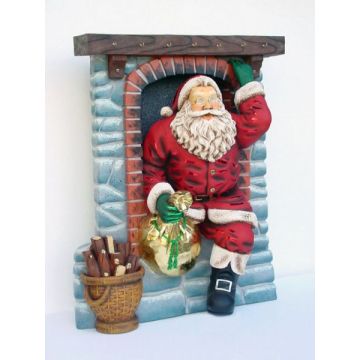 Weihnachtsmann kommt durch Kamin lebensgroß