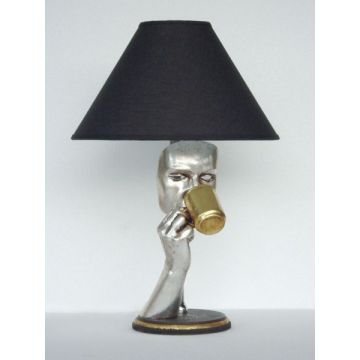 Frauenmaske mit Tasse als Tischlampe lebensgroß