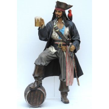 Pirat Captain Jack Sparrow mit Faß lebensgroß