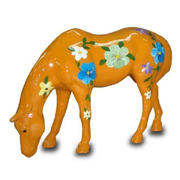 Modernes Pferd mit dekorativer Blumenbemalung orange lebensgroß