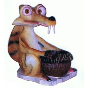 Großes Säbelzahneichhörnchen mit Eichel Scrat lebensgroß