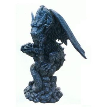 Gothischer Drache auf Felshaufen verkleinert
