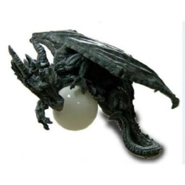 Fliegender Drache mit Glassball als Lampe verkleinert