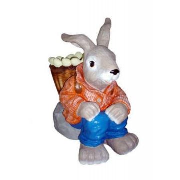 Hase hockend mit Korb lebensgroß