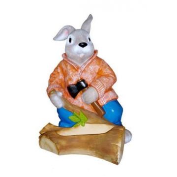 Hase mit Baumstamm als Pflanzgefäß lebensgroß