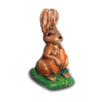 Osterhase mit Mohrrübe lebensgroß