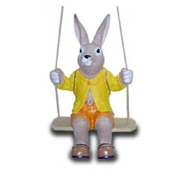 Osterhase auf Schaukel lebensgroß