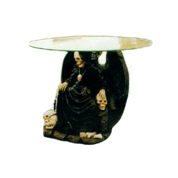 Glastisch mit sitzendem Skelett verkleinert