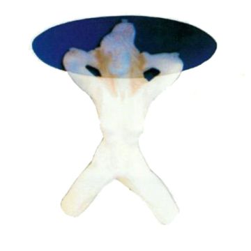 Glastisch mit Frauenfigur verkleinert