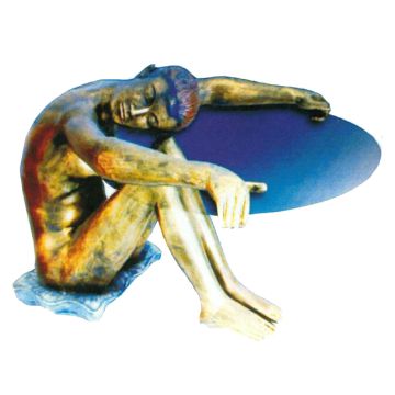 Glastisch mit sitzender Figur lebensgroß