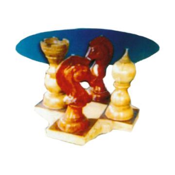 Glastisch mit Schachfiguren verkleinert