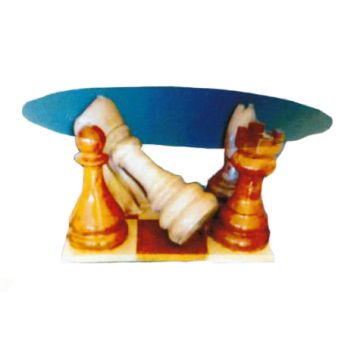Glastisch mit Schachfiguren verkleinert