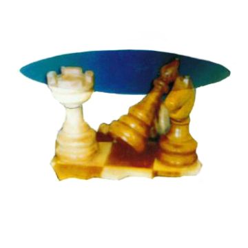 Glastisch mit Schachfiguren vergrößert