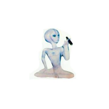 Alien im Schneidersitz raucht Joint verkleinert