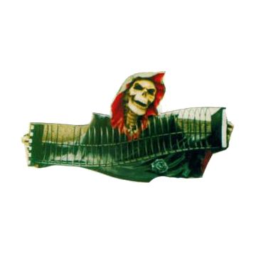 Totenkopf mit CD-Regal als Ziehharmonika verkleinert