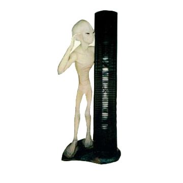 Alien mit hohem CD-Regal verkleinert