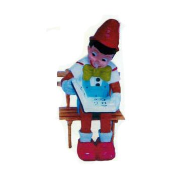 Pinocchio sitzend auf Bank mit Buch verkleinert