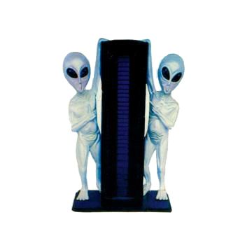 2 Aliens halten CD-Regal verkleinert