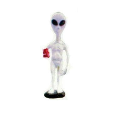 stehender Alien mit Getränkedose in der Hand lebensgroß