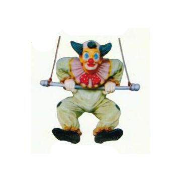 kleiner Clown hängend an Schaukel verkleinert