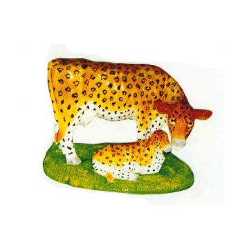 Kuh und Kalb stehend auf Wiese im Leopardendesign verkleinert