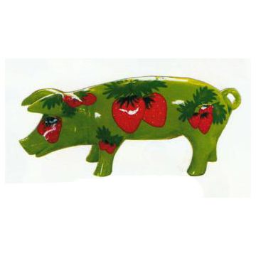 kleines Schwein mit Erdbeeren verkleinert